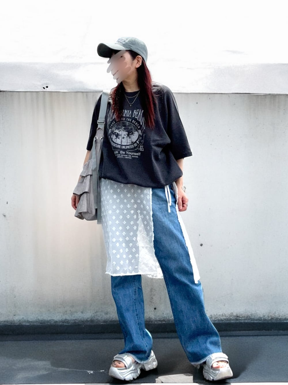 グレー系のスウェット、グレー系のショルダーバッグ、シルバー系のサンダルを着用したレディースの夏コーディネートの2枚目の写真