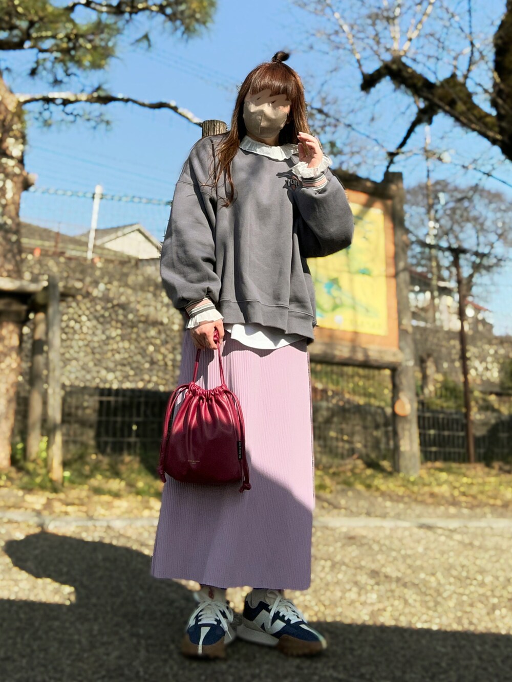 「大人カジュアル、春服デビュー宣言、春服みてみて、休日スタイル、レイヤードスタイル、春コーデ、パステル映える春、スウェット、フリルブラウス、ナロースカート、ペールトーン、スニーカー、ニューバランス、低身長コーデ、スウィーツ同盟会」｜「NICE CLAUPの裏起毛スウェット　　フリー（トップス、ブルー系）」を使った、…natsuho…さん（レディース・154cm）の春コーディネートの3枚目の写真