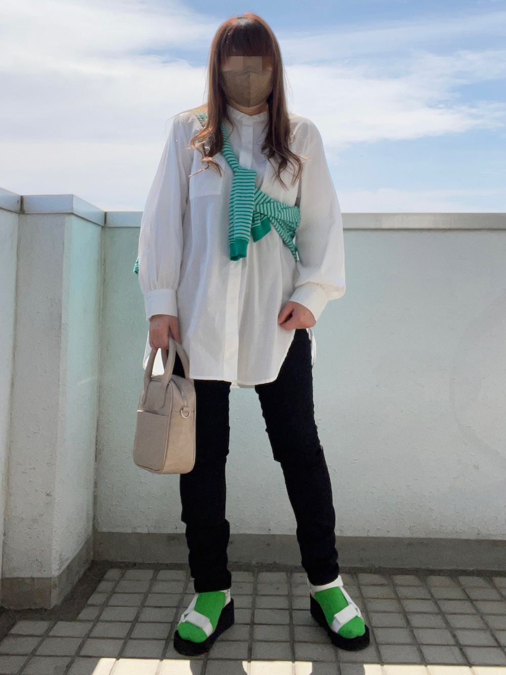 ホワイト系のシャツ/ブラウス、グリーン系のTシャツ/カットソー、ブラック系のパンツを着用したレディースの春コーディネートの3枚目の写真