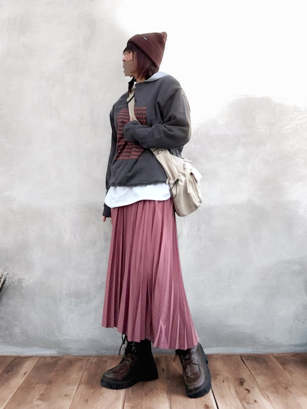 グレー系のスウェット、ベージュ系のショルダーバッグ、ホワイト系のトップスを着用したレディースの冬コーディネートの2枚目の写真