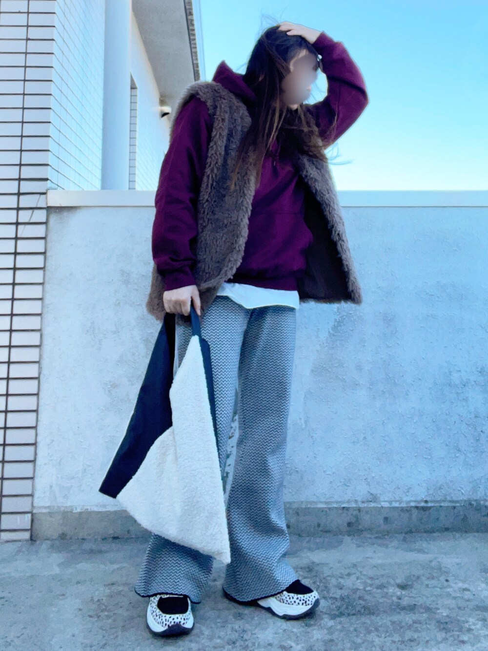「大人カジュアル、冬コーデ、休日スタイル、レイヤードスタイル、ファーベスト、パーカー、ニット、ニットパンツ、スニーカー、Lucida、アニマル柄、三角バッグ、低身長コーデ、スウィーツ同盟会」｜「GILDANの【GILDAN】ギルダン ビッグシルエット 裏起毛 パーカー（パーカー、レッド系）」を使った、…natsuho…さん（レディース・154cm）の冬コーディネートの3枚目の写真