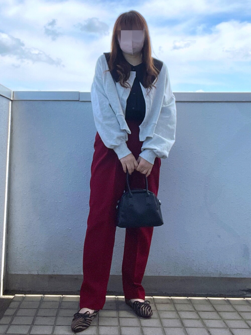 ブラック系のボストンバッグ、その他のパンプス、ブラック系のシャツ/ブラウスを着用したレディースの春コーディネートの2枚目の写真