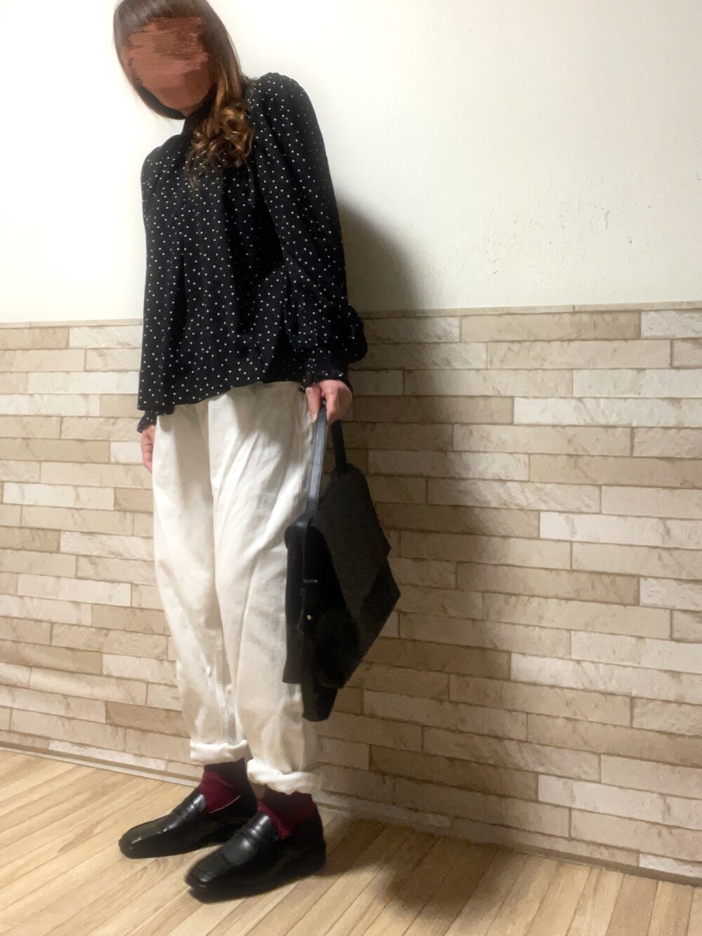 ブラック系のシャツ/ブラウス、ブラック系のショルダーバッグ、ブラック系のローファーを着用したレディースの春コーディネートの2枚目の写真