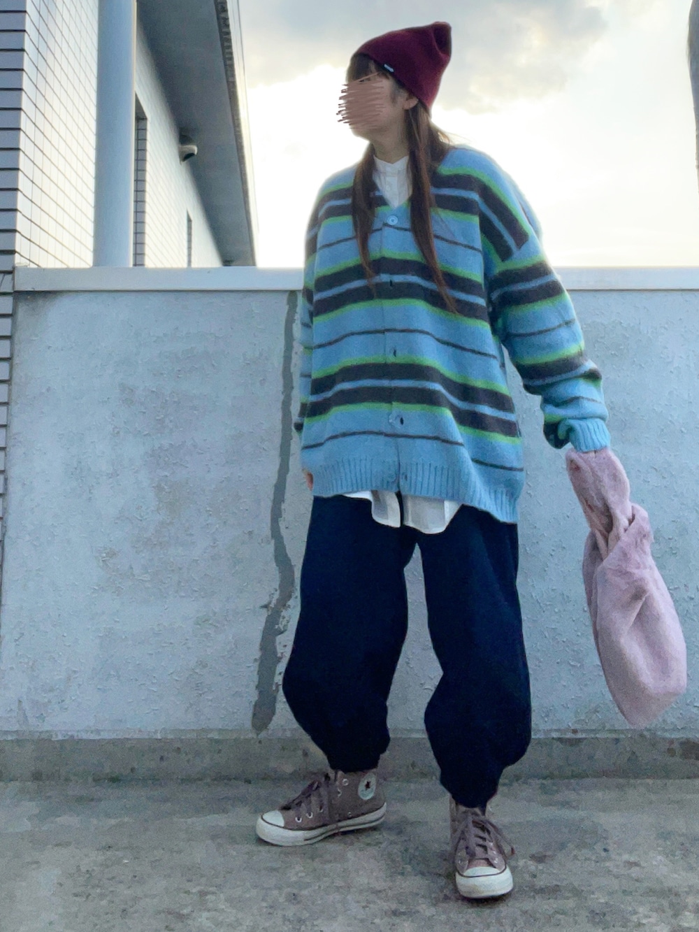 ホワイト系のシャツ/ブラウス、その他のカーディガン/ボレロ、その他のバッグを着用したレディースの秋コーディネートの4枚目の写真