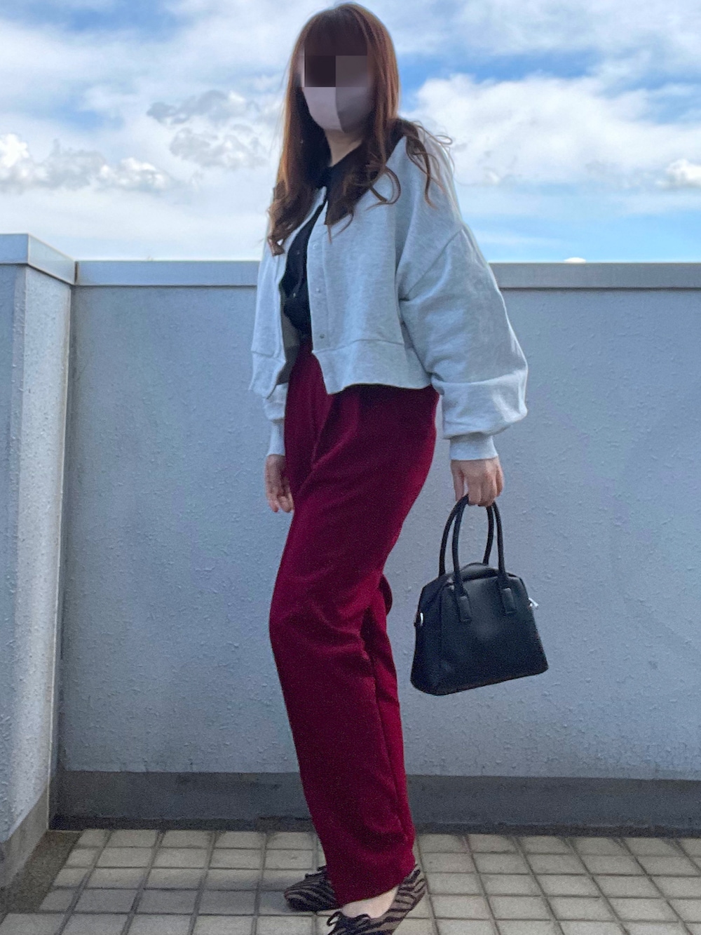 ブラック系のボストンバッグ、その他のパンプス、ブラック系のシャツ/ブラウスを着用したレディースの春コーディネートの4枚目の写真