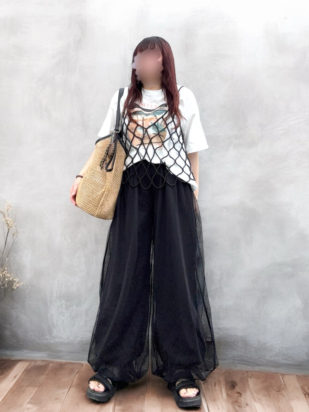 ホワイト系のTシャツ/カットソー、ブラック系のショルダーバッグ、ブラック系のサンダルを着用したレディースの夏コーディネートの3枚目の写真