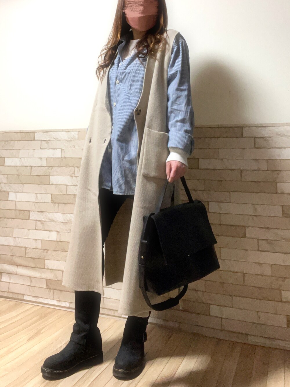 ホワイト系のTシャツ/カットソー、ブルー系のシャツ/ブラウス、ベージュ系のベストを着用したレディースの春コーディネートの2枚目の写真