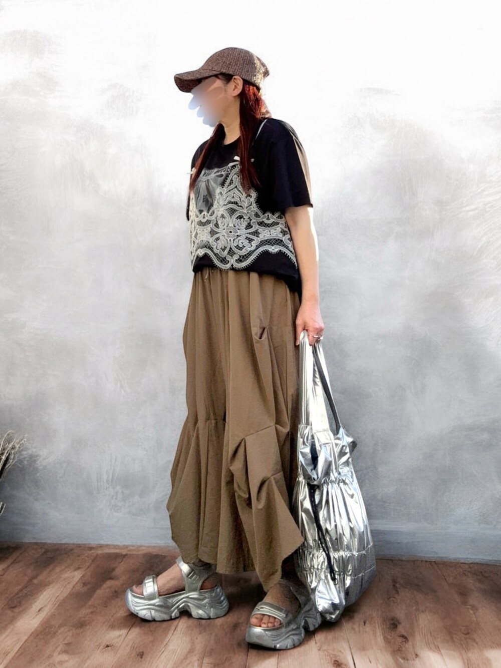 シルバー系のサンダル、シルバー系のショルダーバッグ、ブラック系のTシャツ/カットソーを着用したレディースの夏コーディネートの2枚目の写真