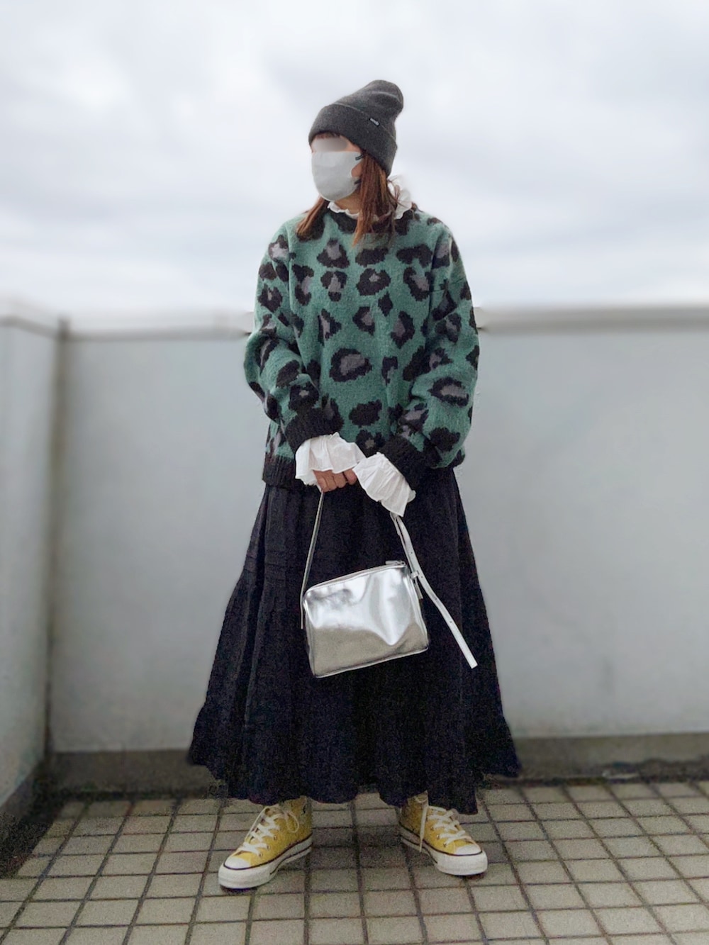 ブラック系のテーラードジャケット、グリーン系のニット/セーター、ホワイト系のシャツ/ブラウスを着用したレディースの冬コーディネートの3枚目の写真