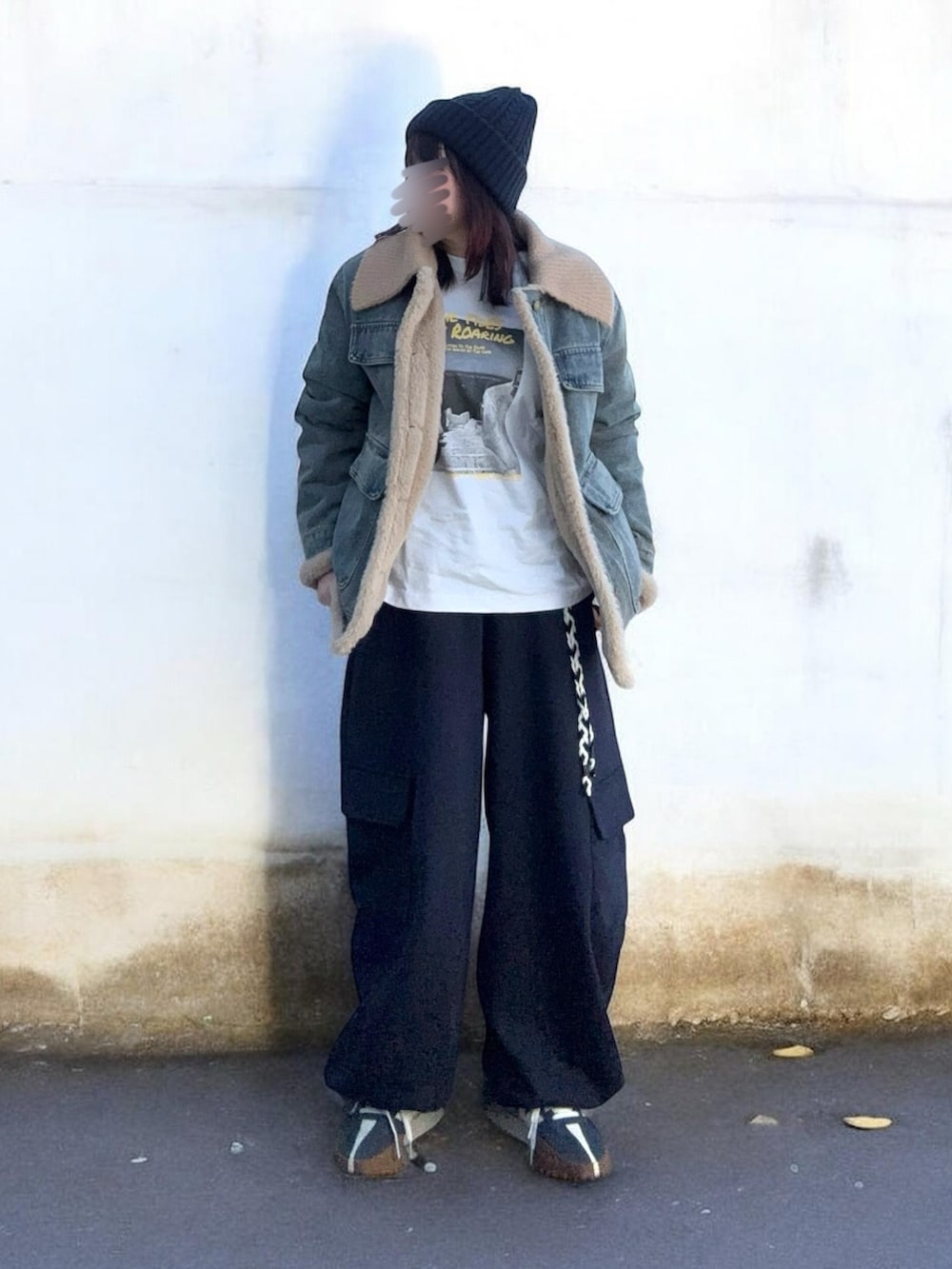その他のTシャツ/カットソー、ブルー系のスニーカー、ブルー系のデニムジャケットを着用したレディースの春コーディネートの3枚目の写真