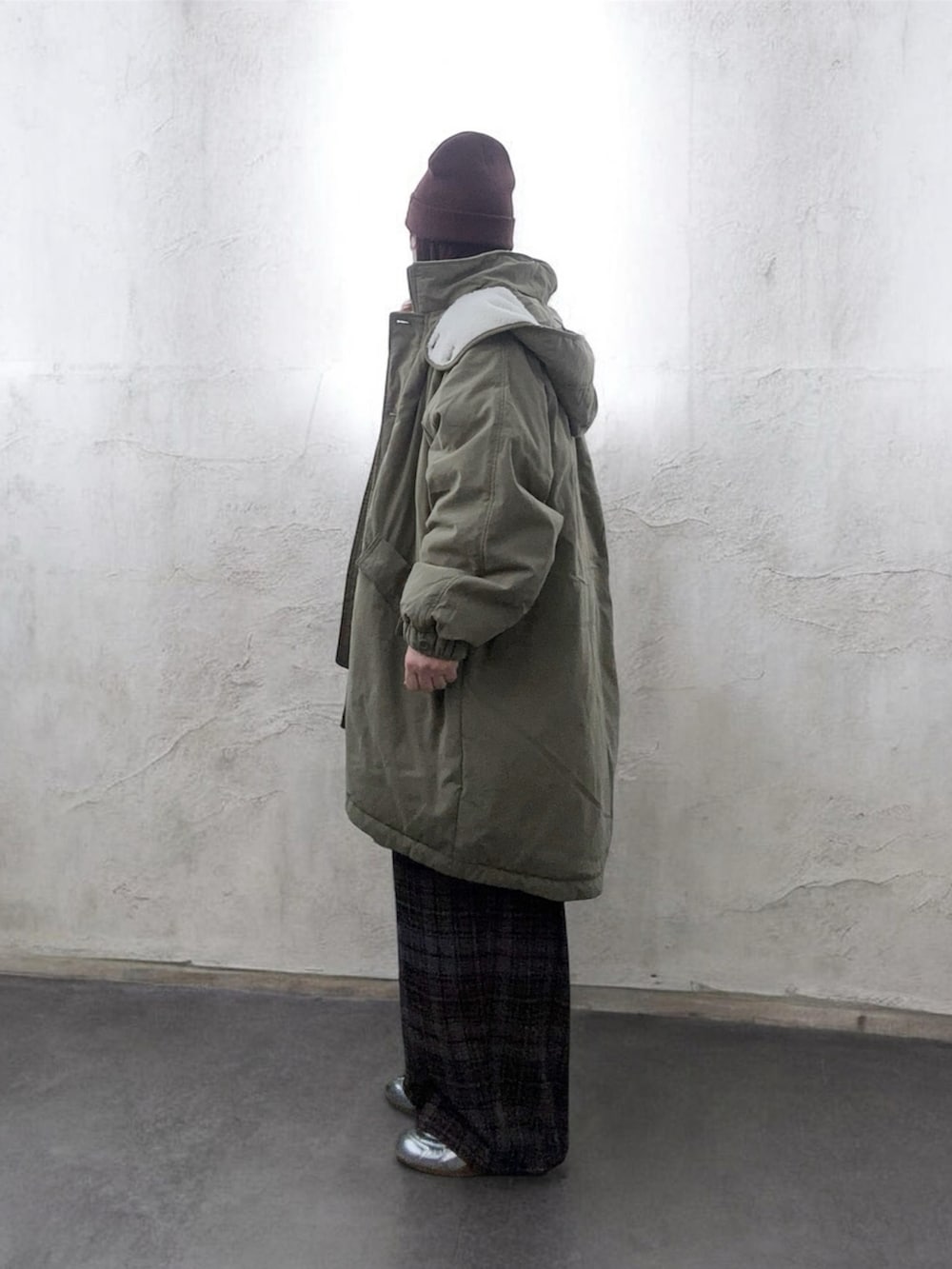 グレー系のその他パンツ、グリーン系のブルゾン、シルバー系のショルダーバッグを着用したレディースの冬コーディネートの2枚目の写真