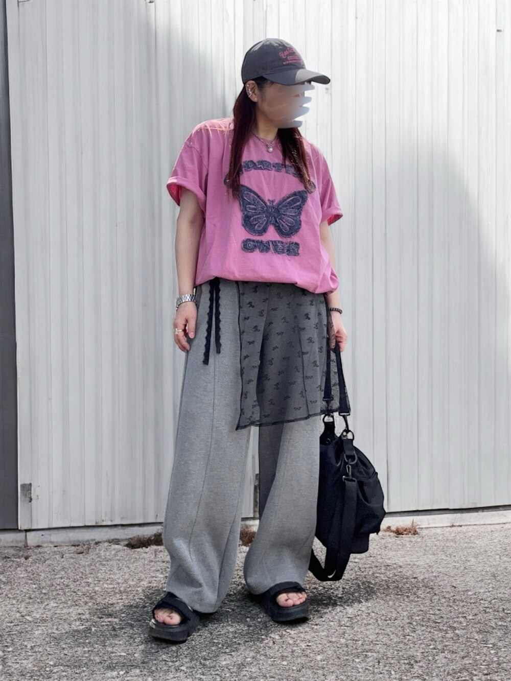 ブラック系のサンダル、ピンク系のTシャツ/カットソー、グレー系のスウェットパンツを着用したレディースの夏コーディネートの2枚目の写真