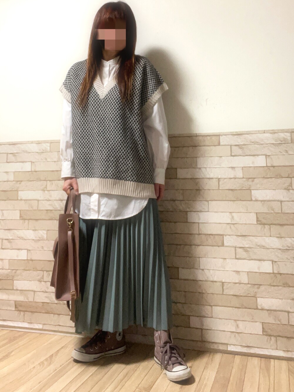 ホワイト系のシャツ/ブラウス、ホワイト系のベスト、ピンク系のトートバッグを着用したレディースの春コーディネートの2枚目の写真