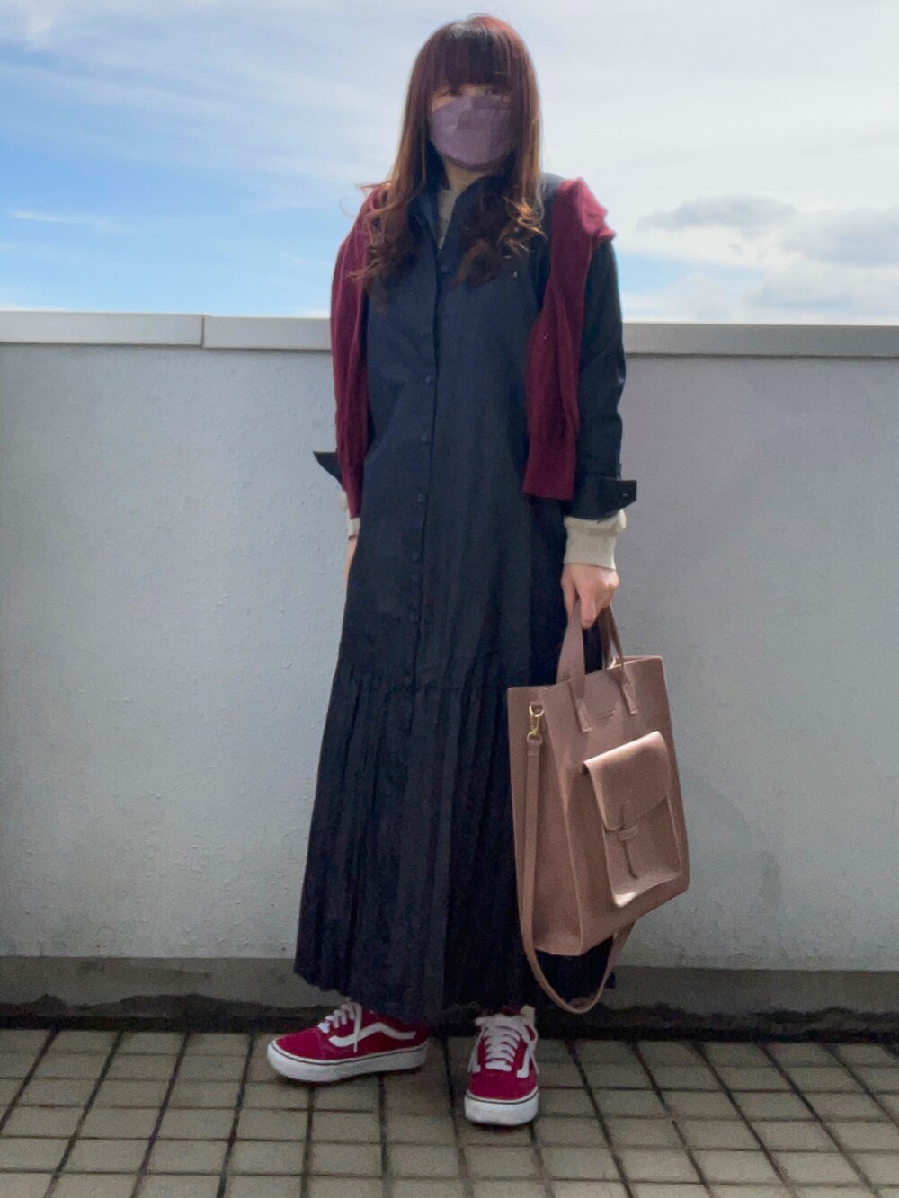 レッド系のカーディガン/ボレロ、ベージュ系のTシャツ/カットソー、ピンク系のトートバッグを着用したレディースの春コーディネートの3枚目の写真