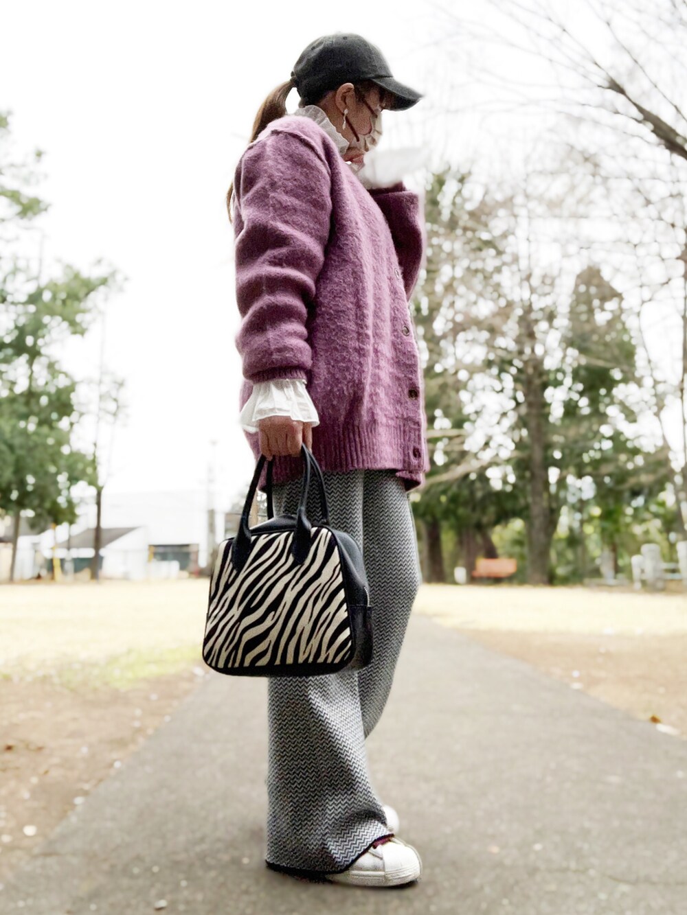 ホワイト系のシャツ/ブラウス、パープル系のカーディガン/ボレロ、その他のその他パンツを着用したレディースの春コーディネートの3枚目の写真