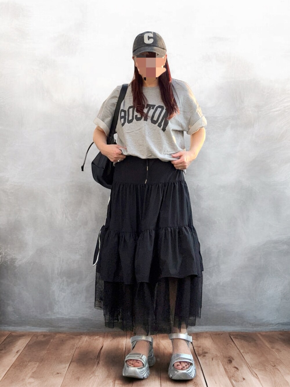 シルバー系のサンダル、グレー系のTシャツ/カットソー、ブラック系のショルダーバッグを着用したレディースの夏コーディネートの3枚目の写真