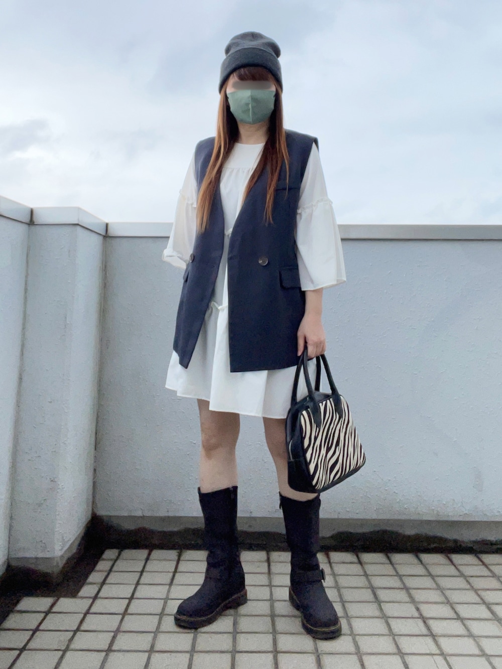 「大人カジュアル、秋服準備はじめました、秋コーデ、秋が好き！、休日スタイル、モノトーン、ニット帽、ベスト、ティアードチュニック、ブーツ、エンジニアブーツ、ボストンバッグ、ゼブラ柄、低身長コーデ、スウィーツ同盟会」｜「fashion boxのアイテム（トップス、ホワイト系）」を使った、…natsuho…さん（レディース・154cm）の秋コーディネートの3枚目の写真