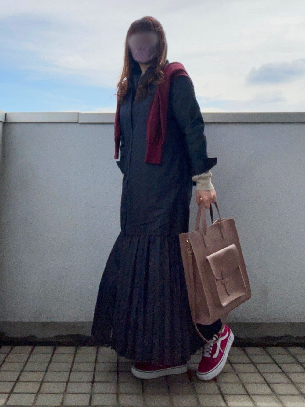 レッド系のカーディガン/ボレロ、ベージュ系のTシャツ/カットソー、ピンク系のトートバッグを着用したレディースの春コーディネートの2枚目の写真