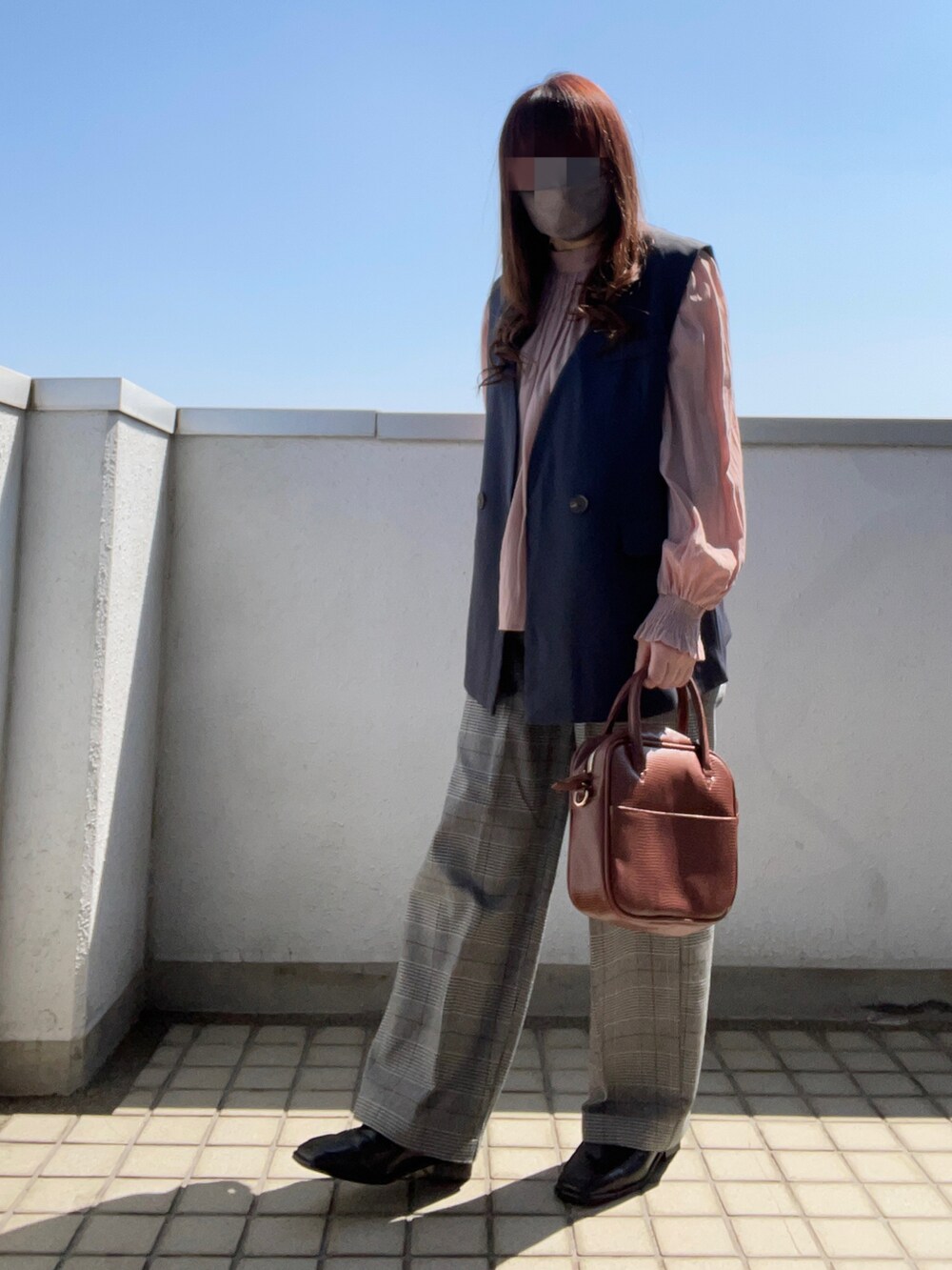 ベージュ系のシャツ/ブラウス、ブラウン系のボストンバッグ、グレー系のスラックスを着用したレディースの春コーディネートの4枚目の写真