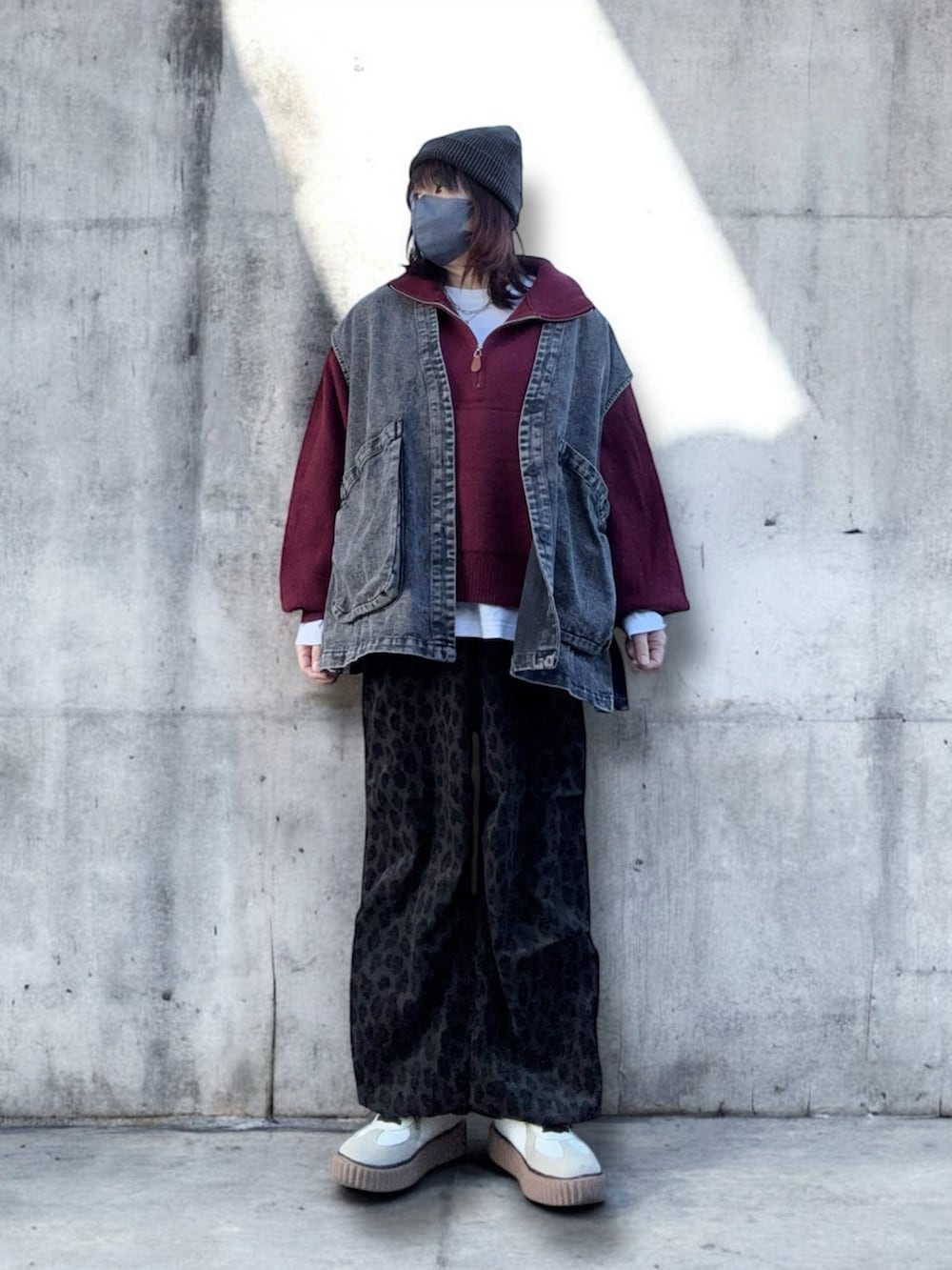 グレー系のその他パンツ、ブラウン系のスニーカー、ブラック系のベストを着用したレディースの冬コーディネートの3枚目の写真