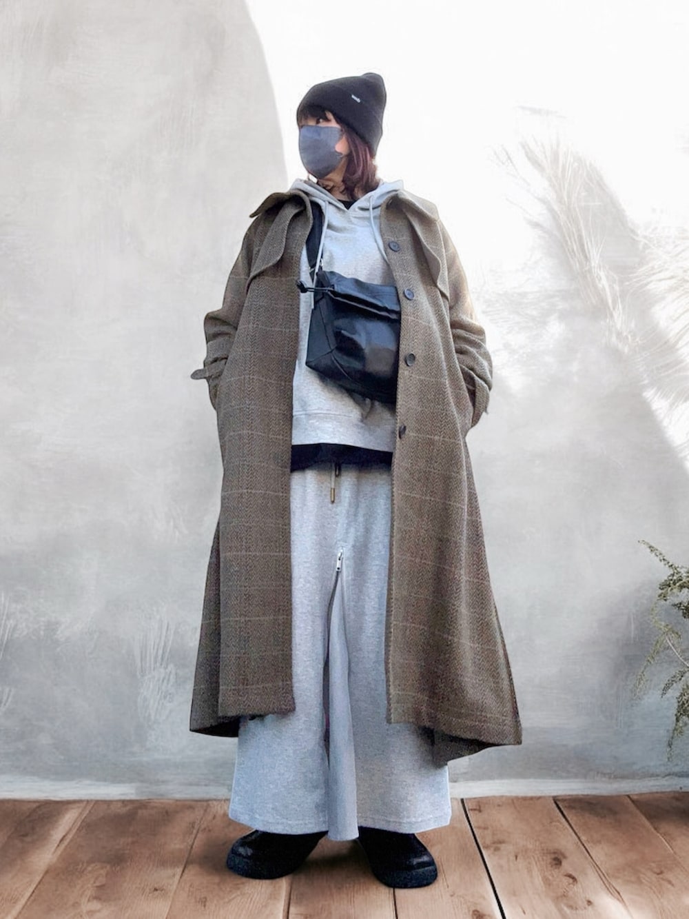 その他のその他アウター、ブラック系のショルダーバッグ、グレー系のスウェットを着用したレディースの冬コーディネートの4枚目の写真