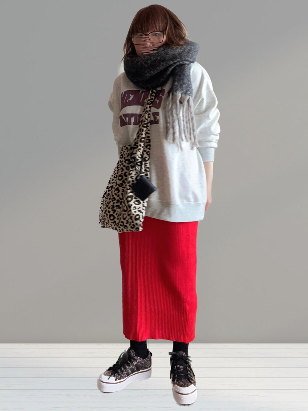 ベージュ系のスウェット、その他のトートバッグ、レッド系のスカートを着用したレディースの冬コーディネートの2枚目の写真