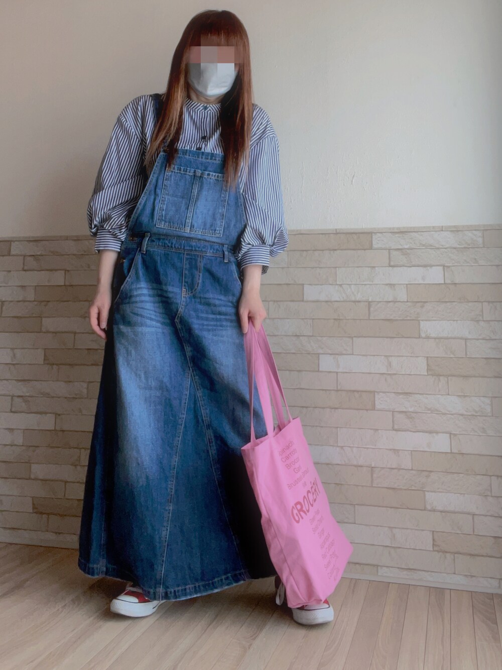 ブルー系のシャツ/ブラウス、ブルー系のサロペット/オーバーオール、ピンク系のトートバッグを着用したレディースの春コーディネートの4枚目の写真