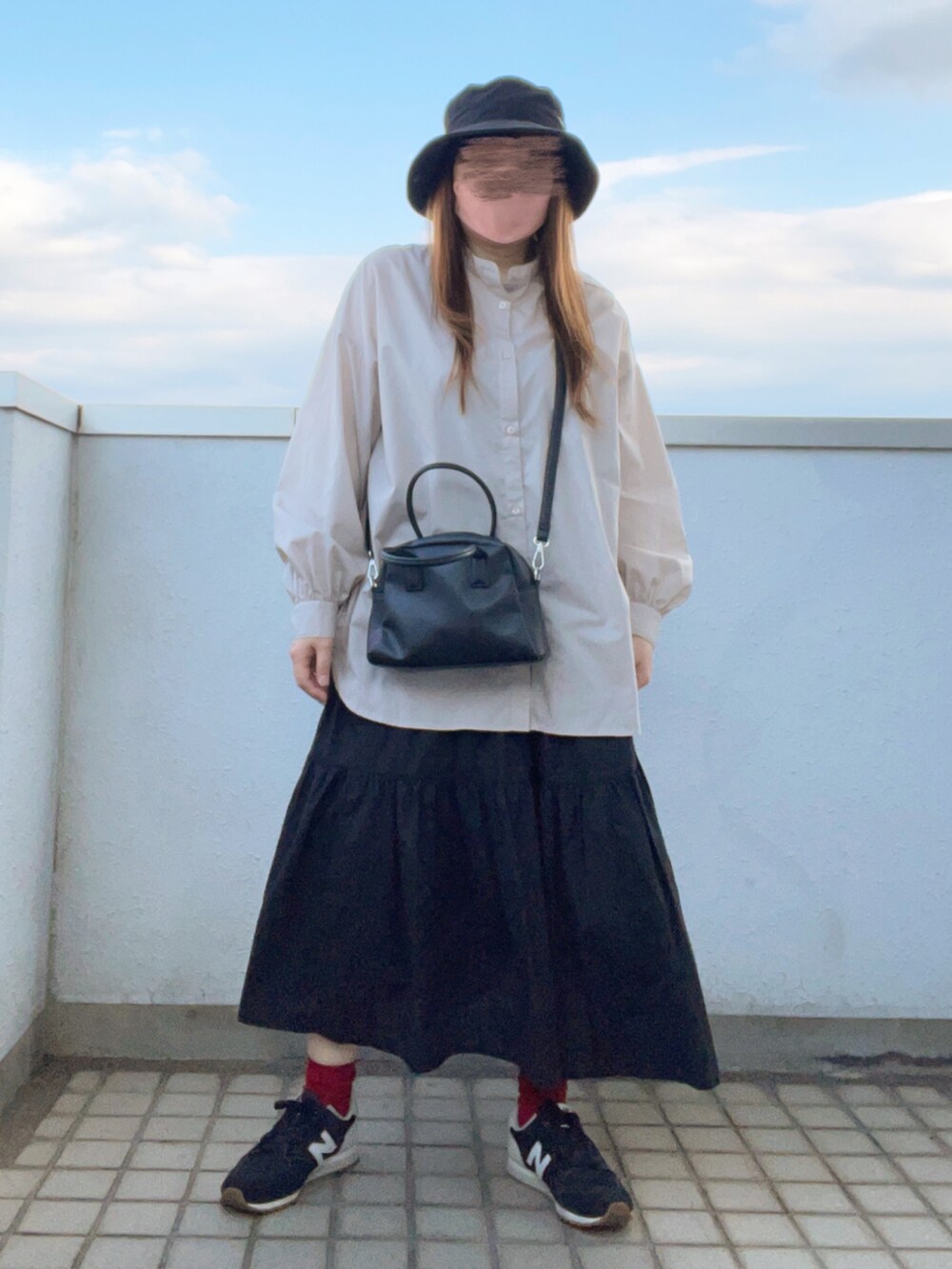 ベージュ系のシャツ/ブラウス、ブラック系のボストンバッグ、ブラック系のスカートを着用したレディースの夏コーディネートの4枚目の写真