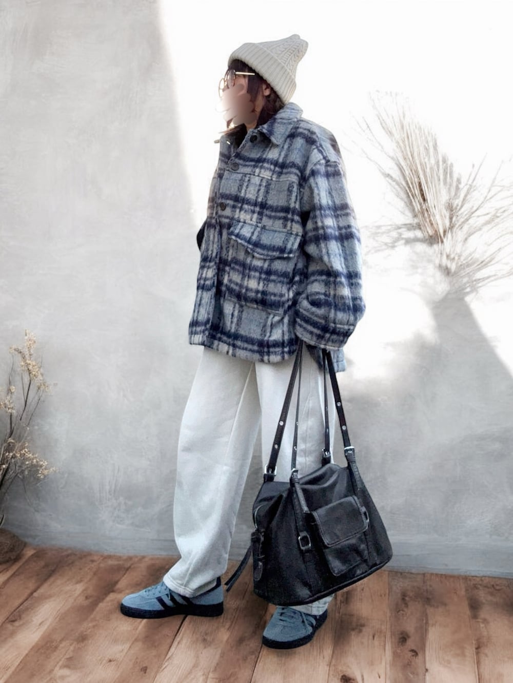 ブルー系のスニーカー、ブルー系のその他アウター、ホワイト系のスウェットパンツを着用したレディースの冬コーディネートの2枚目の写真