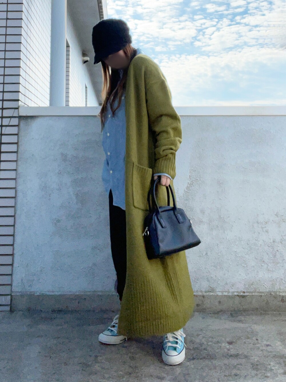 ブルー系のシャツ/ブラウス、グリーン系のカーディガン/ボレロ、ブラック系のボストンバッグを着用したレディースの秋コーディネートの3枚目の写真