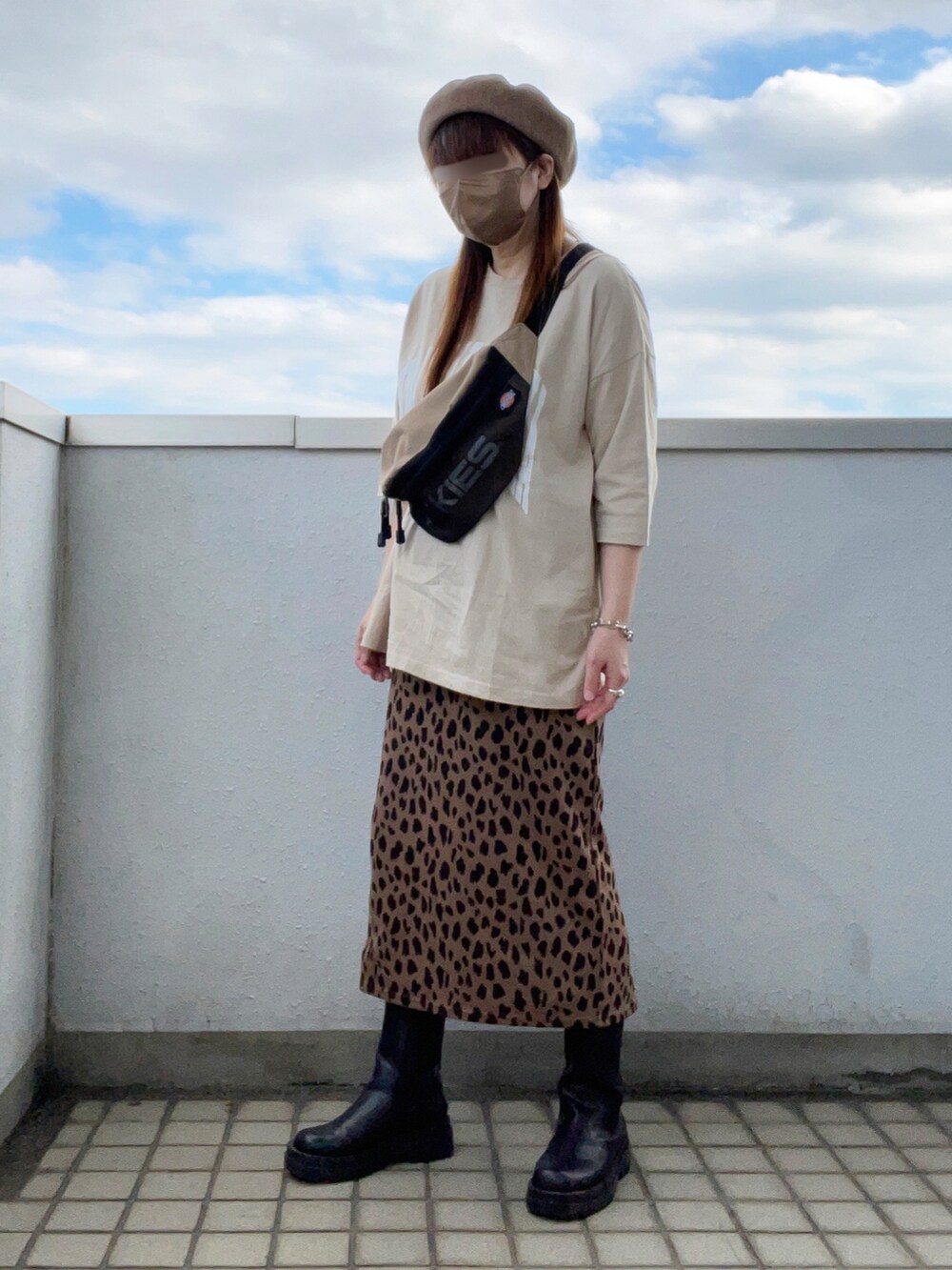 ベージュ系のTシャツ/カットソー、ベージュ系のボディバッグ/ウエストポーチ、ブラウン系のスカートを着用したレディースの秋コーディネートの4枚目の写真