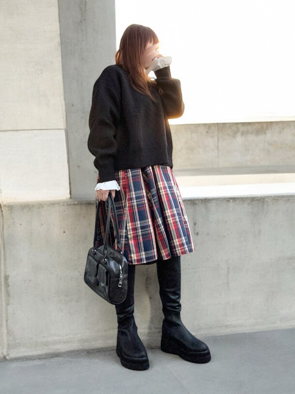 「冬コーデ、クリスマスに着たい服、大人カジュアル、最近のいい感じコーデ、大人ガーリー、レイヤードスタイル、ニット、袖フリル、スカート、チエック、ブーツ、ロングブーツ、低身長コーデ、154cmコーデ」｜「WEGOのWEGO/モヘアライクプルオーバー（ニット/セーター、ブラック系）」を使った、…natsuho…さん（レディース・154cm）の冬コーディネートの2枚目の写真