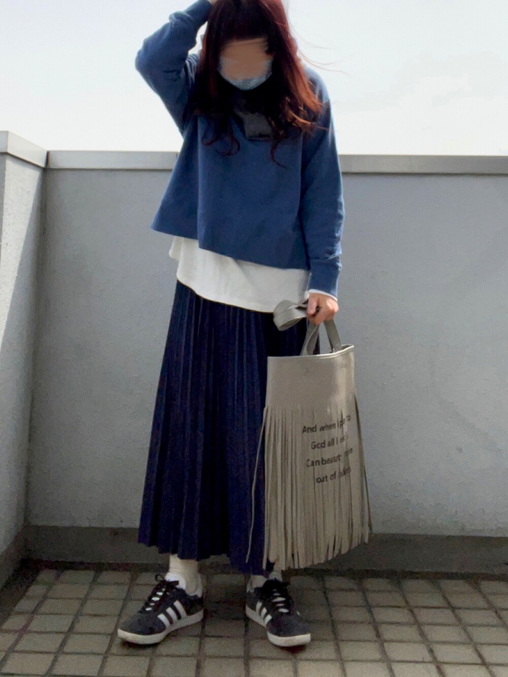 ブルー系のパーカー、ホワイト系のTシャツ/カットソー、ブルー系のスカートを着用したレディースの春コーディネートの3枚目の写真