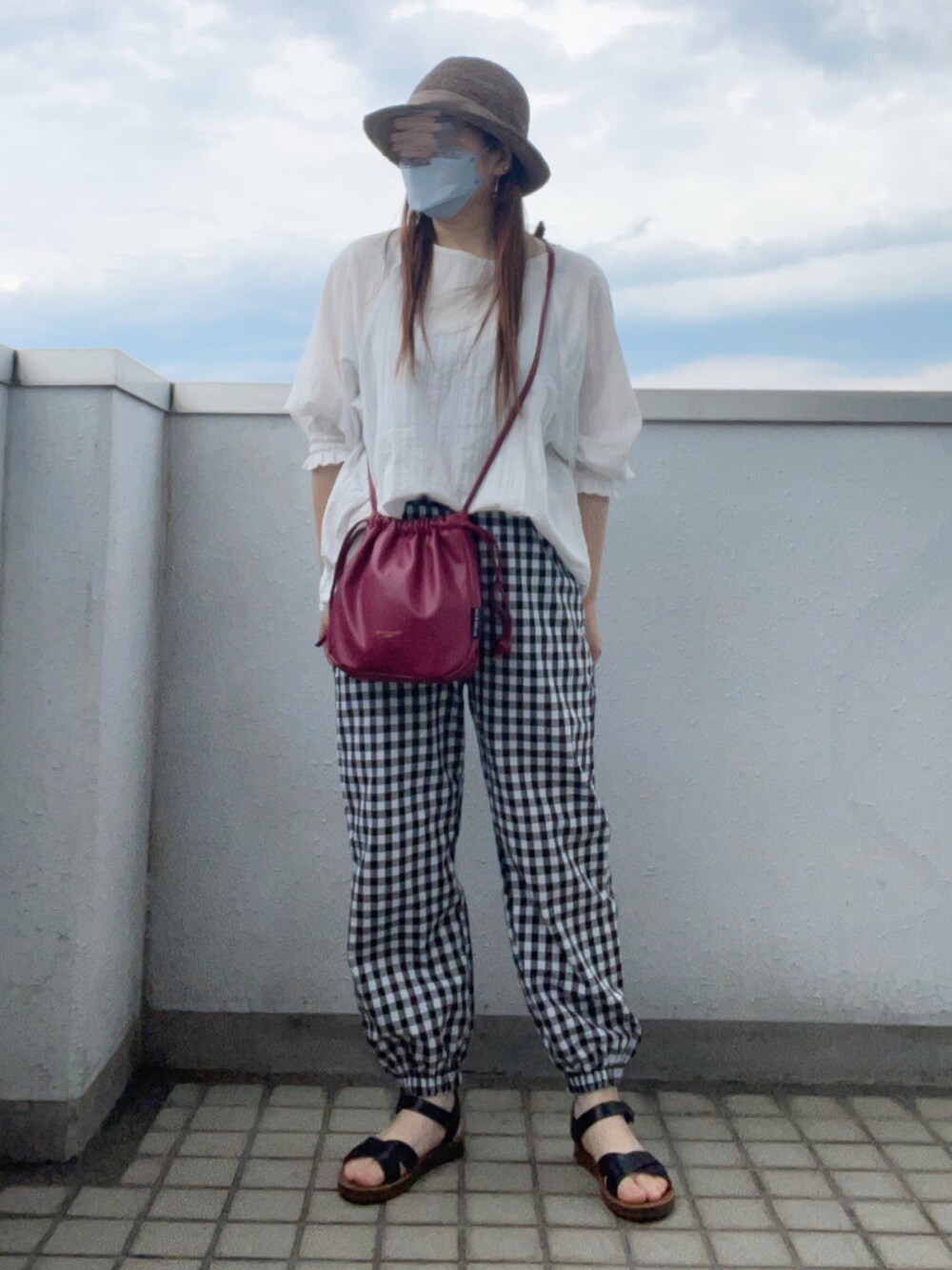 ホワイト系のシャツ/ブラウス、ブラック系のパンツ、ブラック系のサンダルを着用したレディースの夏コーディネートの4枚目の写真