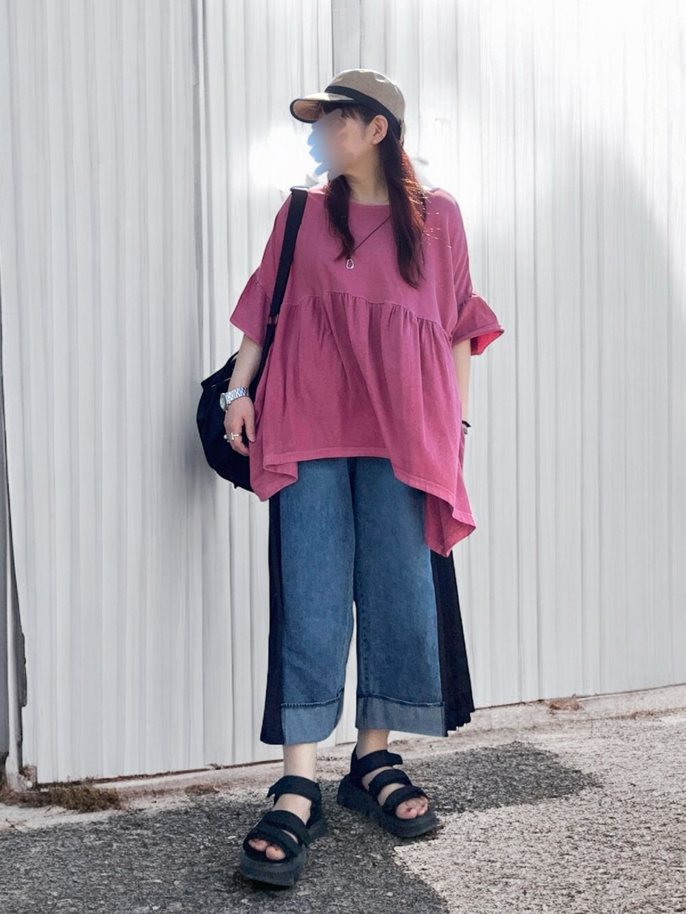 ブラック系のサンダル、ブラック系のバックパック/リュック、レッド系のTシャツ/カットソーを着用したレディースの夏コーディネートの2枚目の写真