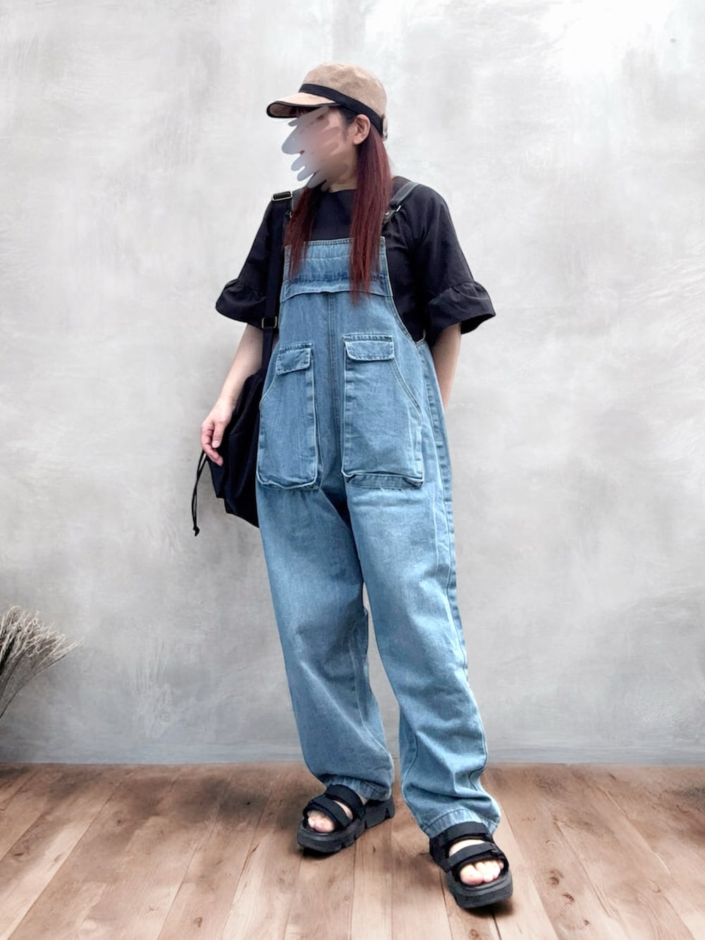 ブラック系のサンダル、ブラック系のバックパック/リュック、ブルー系のサロペット/オーバーオールを着用したレディースの夏コーディネートの4枚目の写真