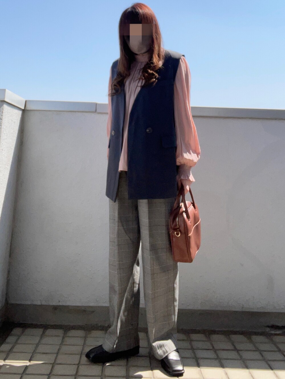 ベージュ系のシャツ/ブラウス、ブラウン系のボストンバッグ、グレー系のスラックスを着用したレディースの春コーディネートの2枚目の写真