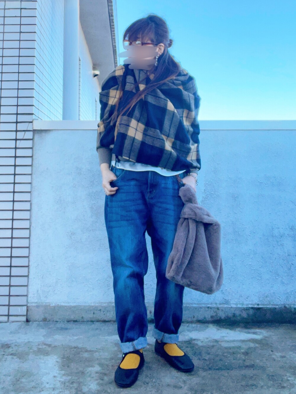 「第2回おそろであそぼ、大人カジュアル、休日スタイル、冬コーデ、ストール、チェック、レイヤードスタイル、ニット、デニム、ファーバッグ、カンフーシューズ、低身長コーデ、スウィーツ同盟会」｜「andmeの大判ストール 厚手マフラー ブランケット（ストール/ショール、ブルー系）」を使った、…natsuho…さん（レディース・154cm）の冬コーディネートの2枚目の写真