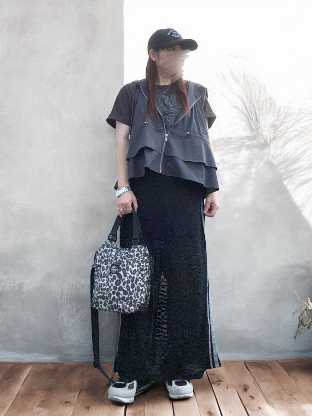 ブルー系のTシャツ/カットソー、ブラック系のスニーカー、ベージュ系のショルダーバッグを着用したレディースの秋コーディネートの2枚目の写真