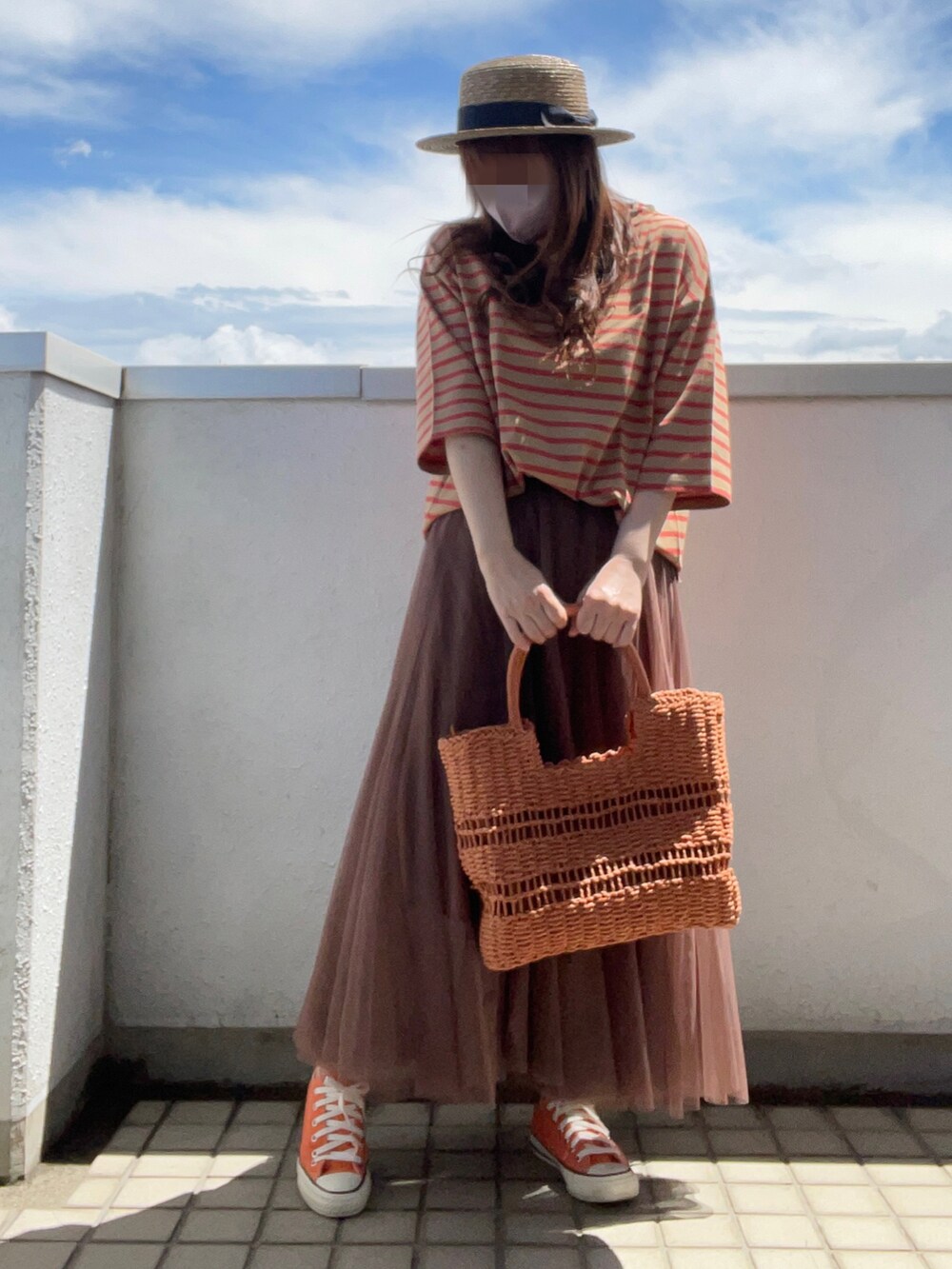 「大人カジュアル、夏コーデ、夏が好き！、ごきげんウィーク、アウトドアスタイル、カンカン帽、オレンジコーデ、ボーダー、スカートスタイル、チュールスカート、スニーカー、コンバース、はだし、かごバッグ、低身長コーデ」｜「niko and...のアソートボーダーＴシャツ（Tシャツ/カットソー、イエロー系）」を使った、…natsuho…さん（レディース・154cm）の春コーディネートの3枚目の写真