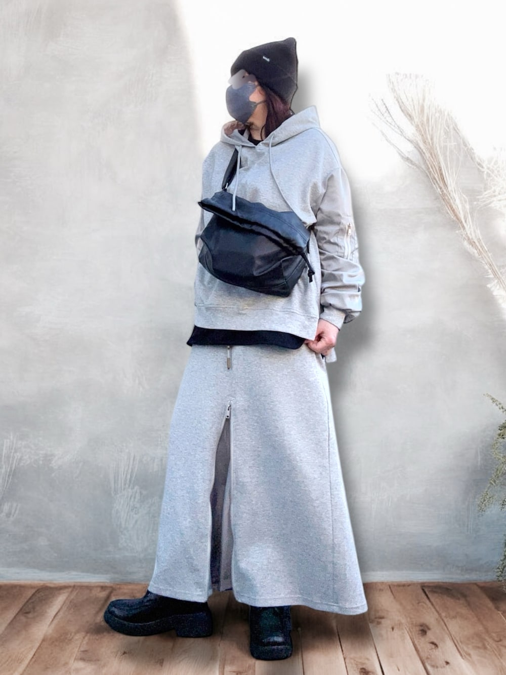 その他のその他アウター、ブラック系のショルダーバッグ、グレー系のスウェットを着用したレディースの冬コーディネートの2枚目の写真