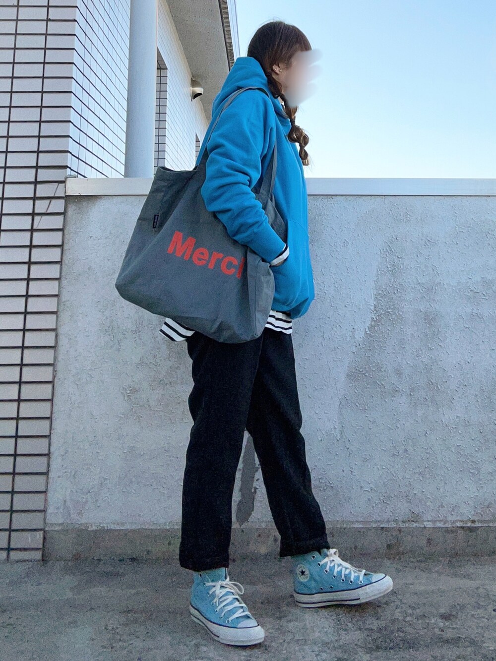 ブルー系のパーカー、その他のTシャツ/カットソー、ブルー系のトートバッグを着用したレディースの冬コーディネートの3枚目の写真