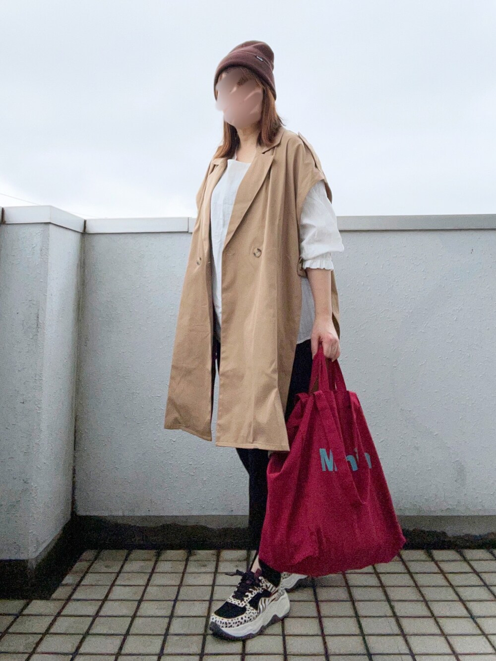 ブラウン系のその他アウター、ホワイト系のシャツ/ブラウス、その他のエコバッグ/サブバッグを着用したレディースの秋コーディネートの2枚目の写真