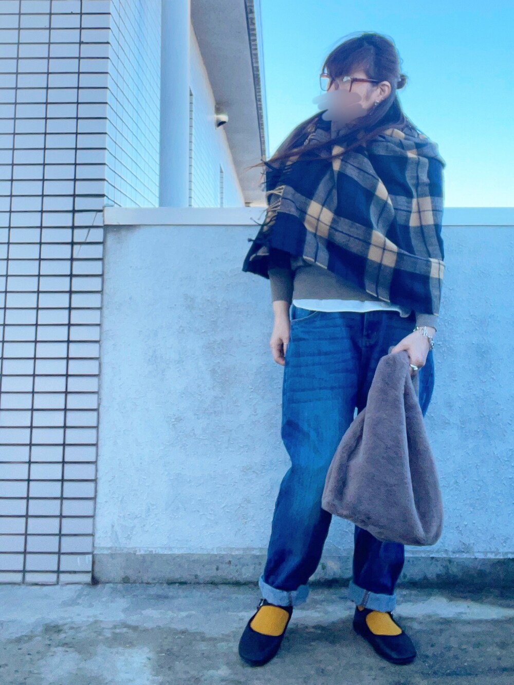 「第2回おそろであそぼ、大人カジュアル、休日スタイル、冬コーデ、ストール、チェック、レイヤードスタイル、ニット、デニム、ファーバッグ、カンフーシューズ、低身長コーデ、スウィーツ同盟会」｜「andmeの大判ストール 厚手マフラー ブランケット（ストール/ショール、ブルー系）」を使った、…natsuho…さん（レディース・154cm）の冬コーディネートの4枚目の写真