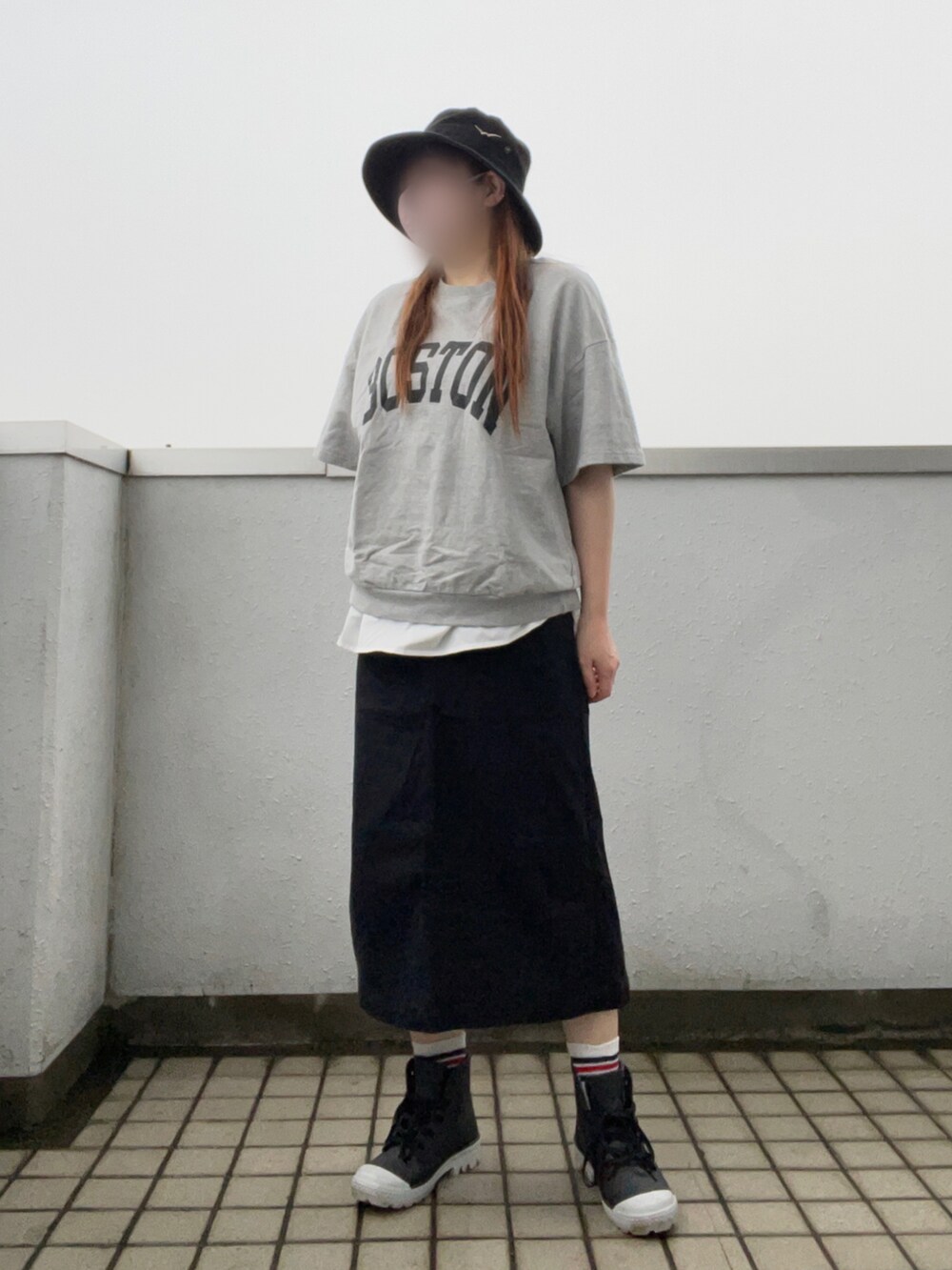 グレー系のTシャツ/カットソー、ブラック系のスカート、ブラック系の帽子を着用したレディースの夏コーディネートの2枚目の写真