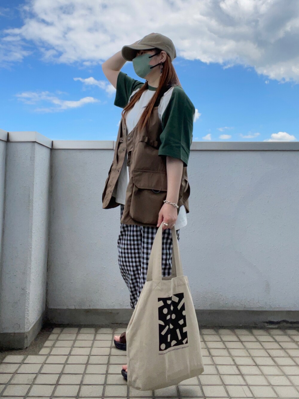 グリーン系のTシャツ/カットソー、その他のベスト、ブラック系のパンツを着用したレディースの夏コーディネートの2枚目の写真
