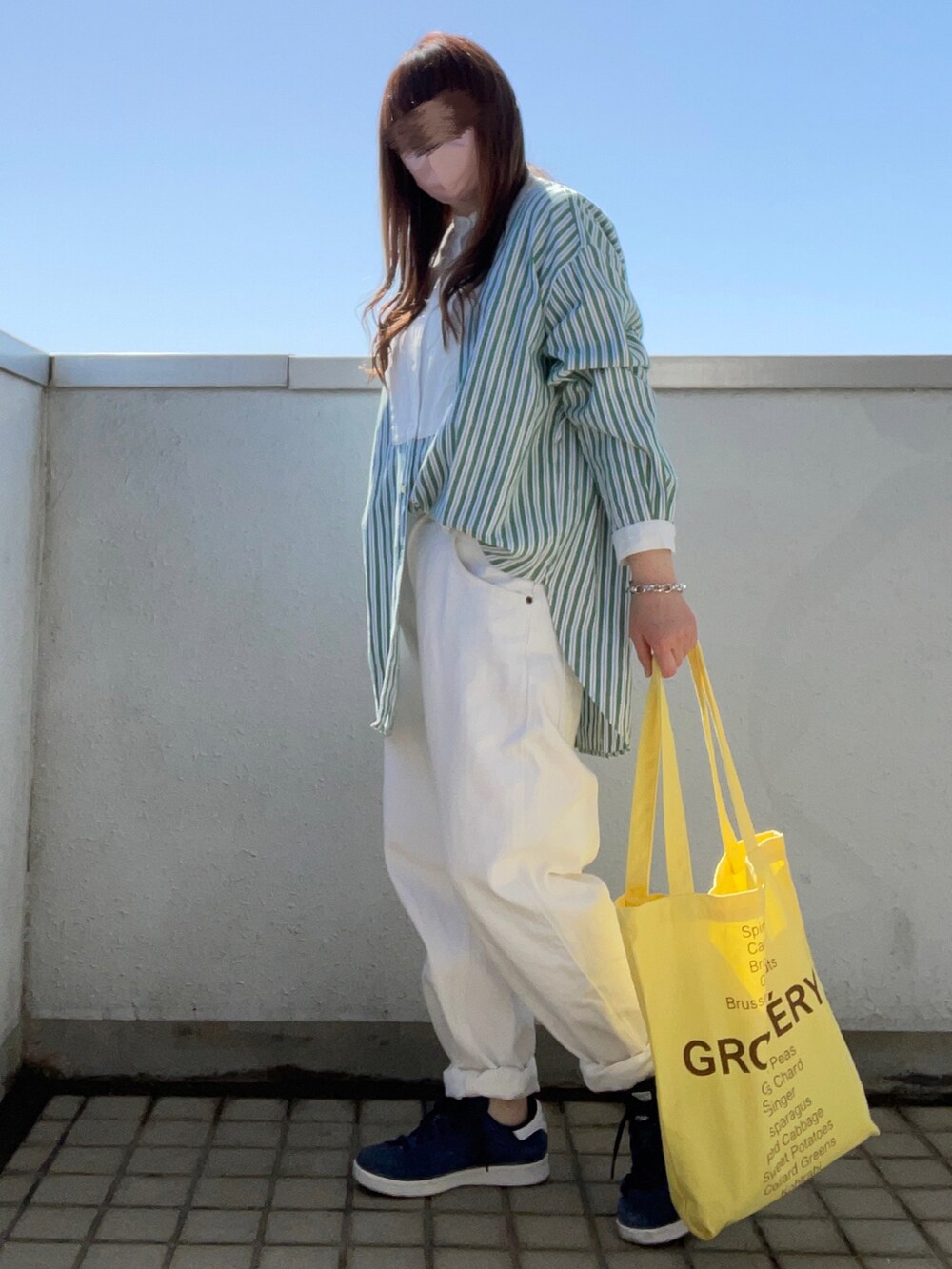 グリーン系のシャツ/ブラウス、ホワイト系のデニムパンツ、イエロー系のトートバッグを着用したレディースの春コーディネートの3枚目の写真
