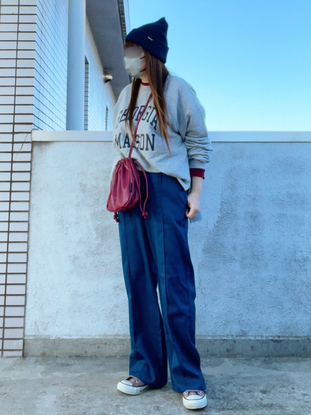 グレー系のスウェット、ピンク系のTシャツ/カットソー、レッド系のバッグを着用したレディースの秋コーディネートの2枚目の写真