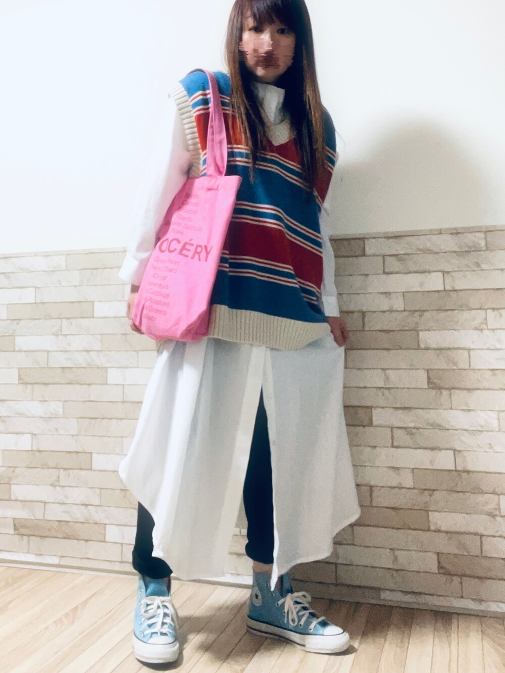 ブルー系のベスト、ホワイト系のワンピース、ピンク系のトートバッグを着用したレディースの春コーディネートの4枚目の写真