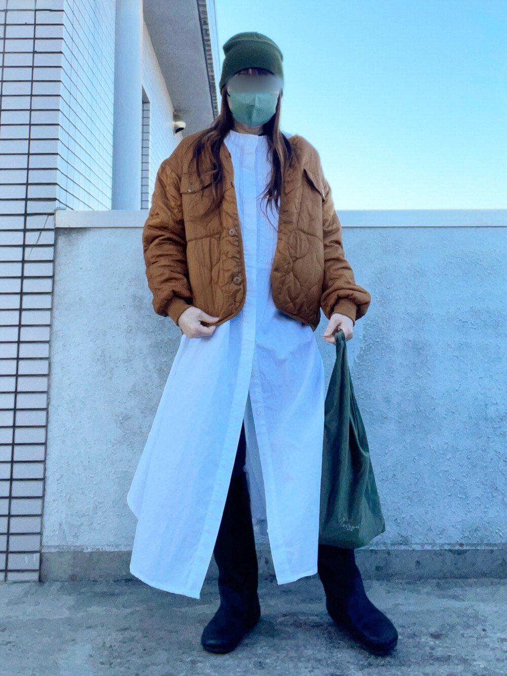 「大人カジュアル、休日スタイル、レイヤードスタイル、冬コーデ、ニット帽、キルティング、キルティングジャケット、シャツワンピ、三角バッグ、ロングブーツ、低身長コーデ、スウィーツ同盟会」｜「honey on daysのアイテム（ワンピース、ホワイト系）」を使った、…natsuho…さん（レディース・154cm）の秋コーディネートの2枚目の写真